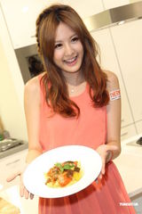 组图：安心亚大展厨艺积极收歌筹备新碟