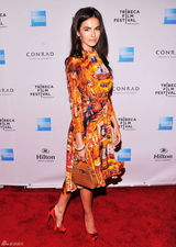 高清组图：卡米拉-贝尔印花礼服亮相光彩照人