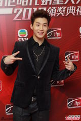 组图：谭咏麟劝祖儿多休养 何韵诗认与女友外游