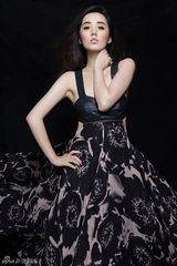 组图：吕一性感写真深V露背秀诱人曲线