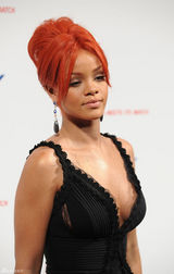 高清组图：蕾哈娜黑色爆乳装亮相 低头春光乍泄