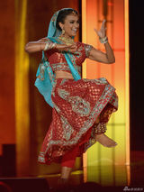 组图：印度裔女孩首获美国小姐桂冠 跳宝莱坞舞
