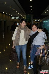 组图：张智霖袁咏仪亮相佛法盛典 祈愿身体健康