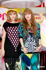 幻灯图：组合Puffy嘻哈装扮出场 大爱港式菠萝包