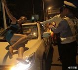 组图：G杯嫩模深夜撒酒疯 胸袭交警被放行引争议