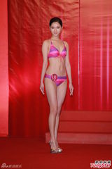 组图：候选亚姐泳装亮相 韩国选手压鼻否认整容