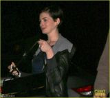 组图：安妮-海瑟薇深夜泡酒吧双颊微红眼神迷离