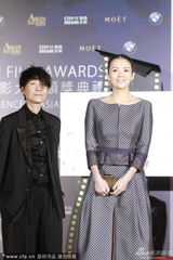 组图：章子怡前开叉裙秀蜂腰 揽王家卫笑哈哈