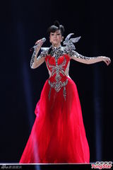 组图：江蕙演唱会造型似黄金圣衣 舞台绚丽迷幻