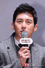 组图：高修宣传新片《创口贴》 韩孝珠卖萌