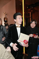 陈晓东与新婚妻子见媒体 深情一吻场面感动(图)