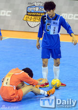 组图：EXO鹿晗等驰骋球场 Beast组进球获胜