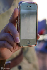 幻灯图：《兵团往事》新疆热拍 涓子庆生晒幸福