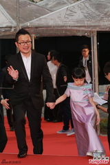 组图：九把刀携小萝莉亮相金像奖红毯比剪刀手