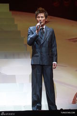 组图：张信哲红馆开唱 深情演绎哲式情歌