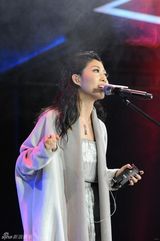 组图：2013微博之夜曲婉婷献唱新歌