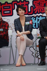 组图：梁咏琪做公益否认怀孕 直言同情舒淇