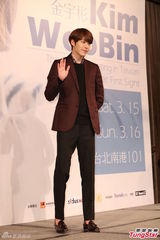 组图：金宇彬访台送巧克力 自嘲长相奇特似恐龙