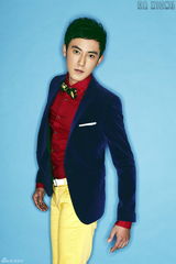 组图：张睿糖果系写真出炉  领衔秋冬时尚撞色潮