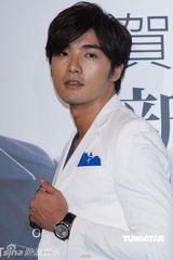 组图：贺军翔宣传写真集 为艺术不介意全裸