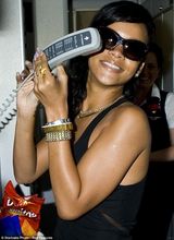 组图：蕾哈娜变身帅气女机长 私人飞机上庆祝777巡演