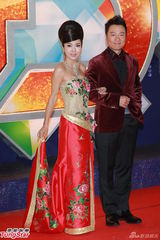 组图：米雪宫装亮相冲天髻抢镜 黎耀祥绅士斯文