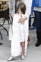 组图：小苏瑞与母亲凯蒂逛花市 调皮可爱不惧被拍