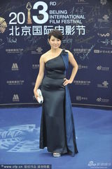 组图：《万箭穿心》剧组亮相 颜丙燕美裙抢镜