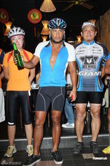 组图：张震岳自行车环岛11天 直呼台湾太美很值得