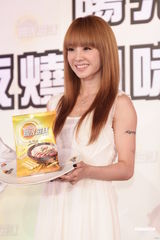 组图：蔡依林无奈玉照被盗用 回赞锦荣腹肌棒