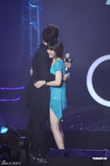 组图：董璇黑色短裙小露香肩 新婚第三天亮相活动 