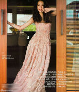 组图：舒淇最新杂志写真 娇媚多姿人比花俏