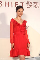 高清组图：汤唯一袭红裙代言 否认封杀传闻