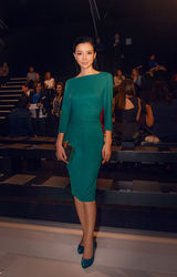 组图：姚星彤透视短裙看秀着装抢眼