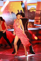 组图：黄曼热辣红裙激情拉丁闪耀《舞林》