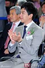 组图：李胜基金妍儿盛装出席就业博览会开幕式