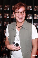 组图：谭咏麟为个唱彩排练歌致声音沙哑