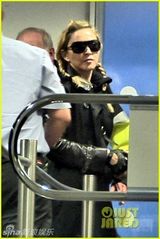 组图：55岁麦当娜麻花辫扮嫩 紧身裤装显帅气