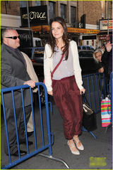 组图：凯蒂亮相纽约街头与粉丝微笑合影