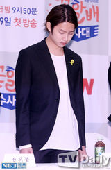 组图：SJ希澈扶仨爷爷宣传新剧 梳油头演帅警察