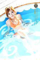 组图：孙心娅水中湿身拍比基尼写真 掀橙色诱惑