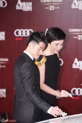 高清图：《最爱》剧组亮相 章子怡妩媚蒋雯丽知性