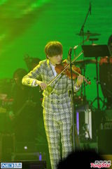 组图：杨千嬅携三后辈开唱 丁子高携儿子捧场