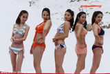 组图：模特零下10度低温比基尼晒雪肤