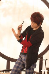 组图：后弦拍《杜老师》MV大玩穿越