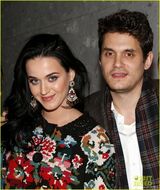 组图：水果姐梅尔浪漫约会 与圣诞老人合影显俏皮