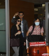 组图：郑少秋遇疯狂女粉丝 太太面露不悦