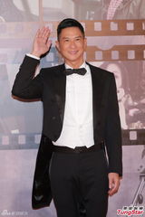 组图：张家辉黑燕尾服现身红毯 复古帅气