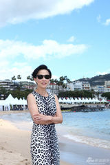 组图：刘嘉玲戛纳拍写真 豹纹黑超气场足