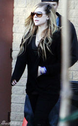 幻灯图集：艾薇儿遭拍单身生活 服饰前卫行动不适